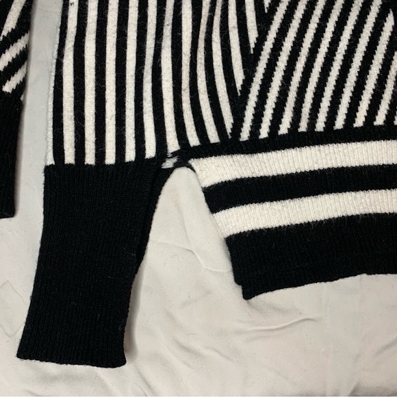 Moon River Sweater V Neck Knit Black & White Striped Cabin-core Minimalist Sz M - Picture 4 of 9